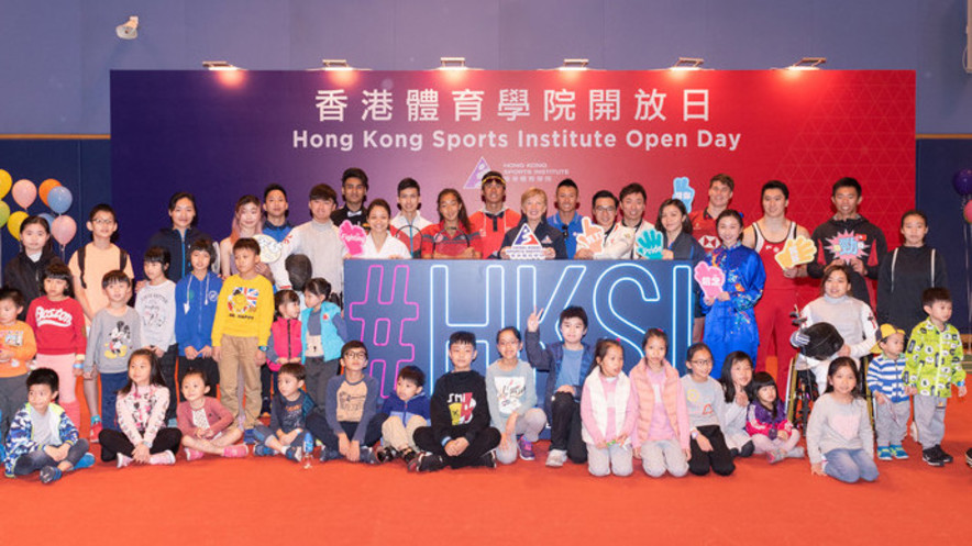 Dr Trisha Leahy BBS, Chief Executive of the HKSI (Back row, 10<sup>th</sup> from right), took a group photo with elite athletes at the opening ceremony, including (from left) Tse Ying-suet (Badminton), Chan Tsin-nam (Skating), Lai Chun-ho (Athletics), Ng Lok-wang (Fencing), Robbie Capito (Billiard Sports), Choi Wan-yu (Karatedo), Wong Chi-him (Squash), Masuda Sheena Jade Karrasch (Tennis), Law Leong-tim (Triathlon), Lee Chun-ting (Windsurfing), Tseng Tak-hin, Wu Siu-hong (Tenpin Bowling), Chan Kin-lok (Swimming), Hugo Christopher (Rugby Sevens), Mok Uen-ying (Wushu), Ng Kiu-chung (Gymnastics), and Chung Yuen-ping (Sports for Athletes with Disabilities) and Chiu Hin-chun (Rowing), who shared their training experiences with the audience.